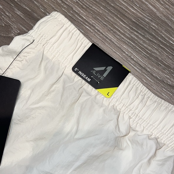 Alive woven shorts. Size L. NWT - Picture 3 of 4